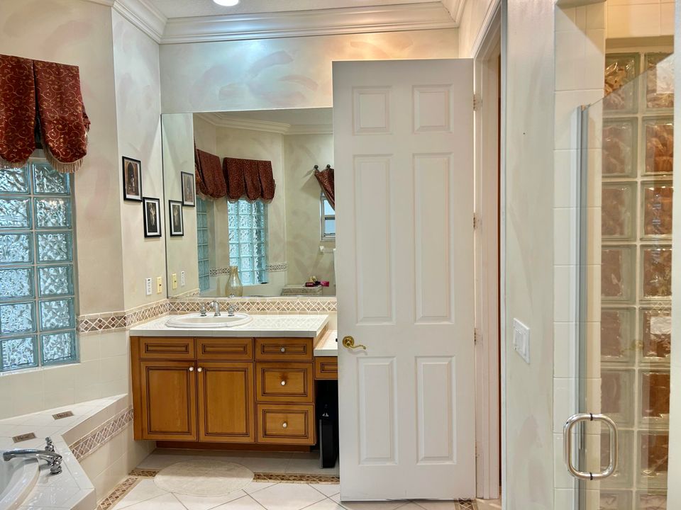 Active With Contract: $775,000 (5 beds, 5 baths, 3366 Square Feet)