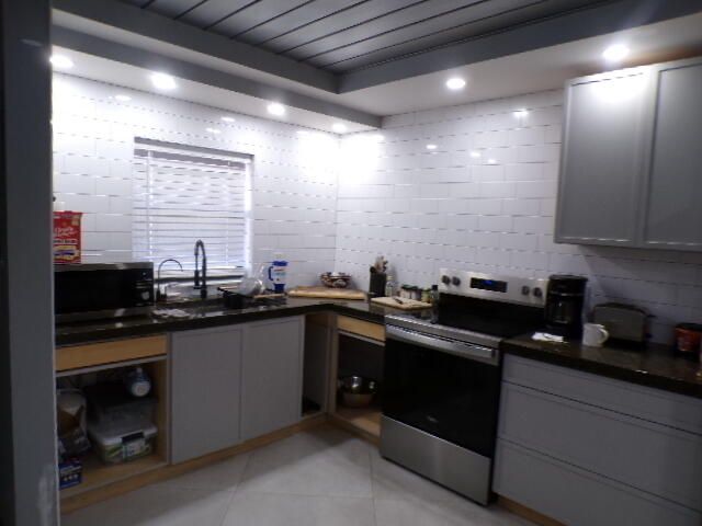 合同活跃: $179,900 (2 贝兹, 2 浴室, 986 平方英尺)