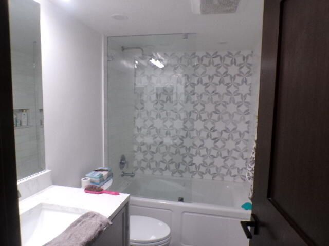 合同活跃: $179,900 (2 贝兹, 2 浴室, 986 平方英尺)