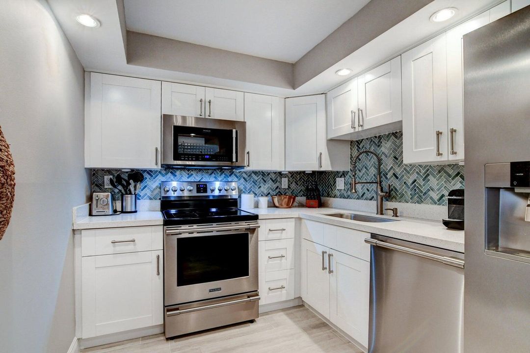 Active With Contract: $565,000 (2 beds, 2 baths, 1050 Square Feet)