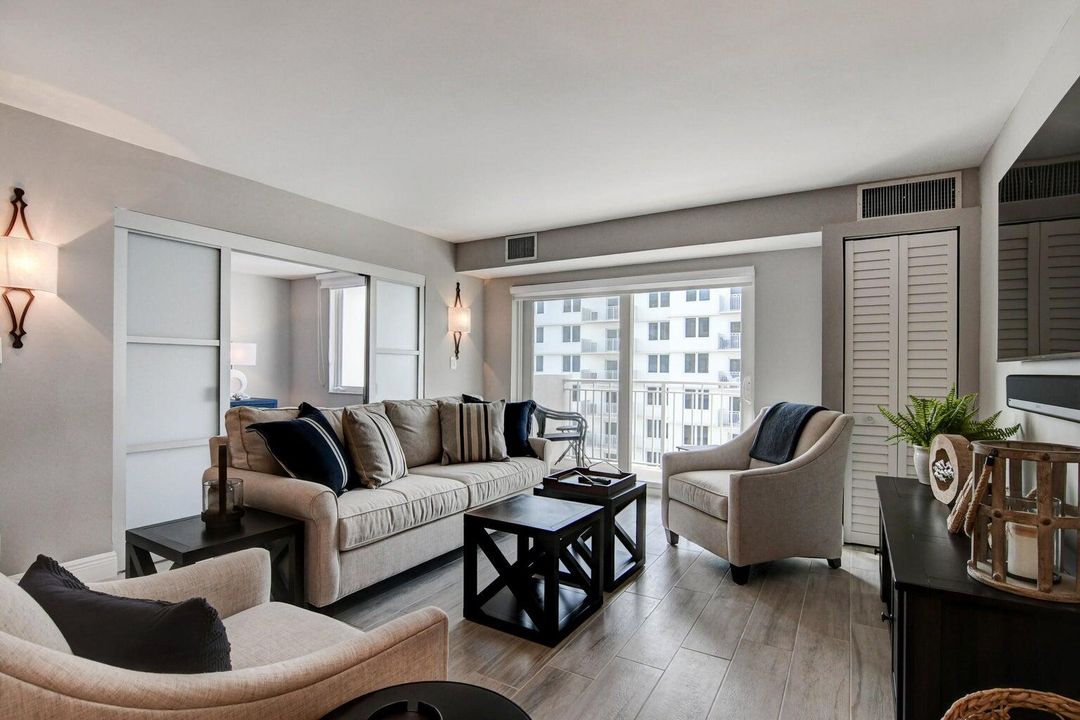 Active With Contract: $565,000 (2 beds, 2 baths, 1050 Square Feet)