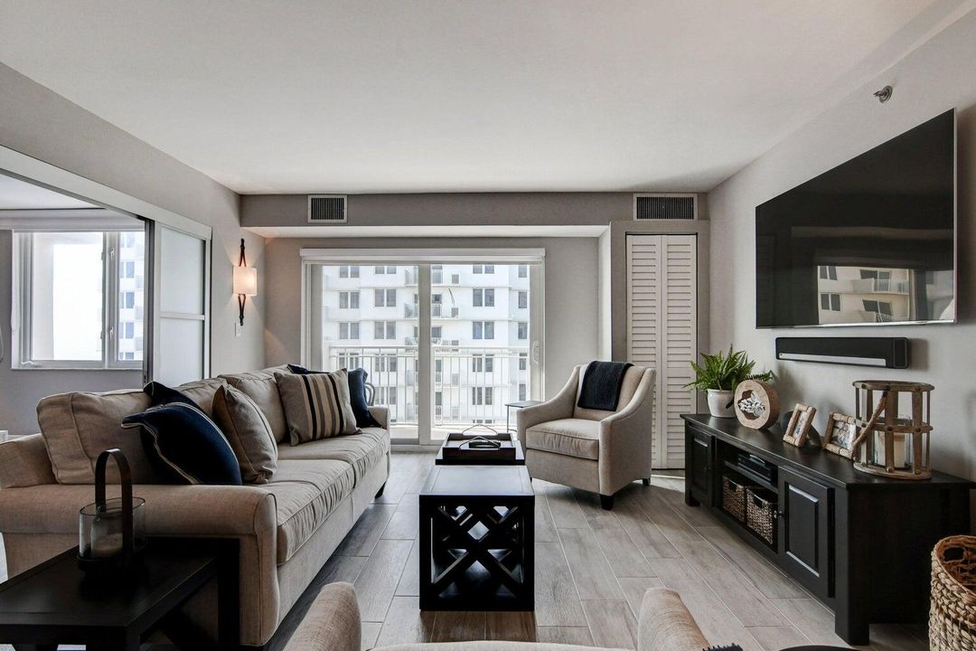 Active With Contract: $565,000 (2 beds, 2 baths, 1050 Square Feet)