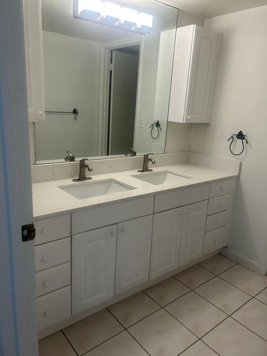 合同活跃: $1,995 (2 贝兹, 2 浴室, 950 平方英尺)