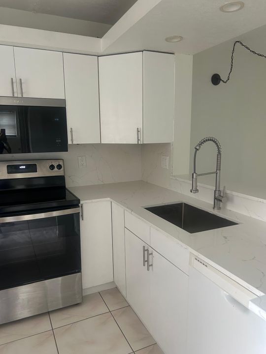 合同活跃: $1,995 (2 贝兹, 2 浴室, 950 平方英尺)