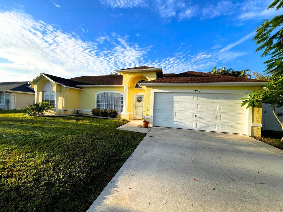 Active With Contract: $354,900 (3 beds, 2 baths, 1746 Square Feet)