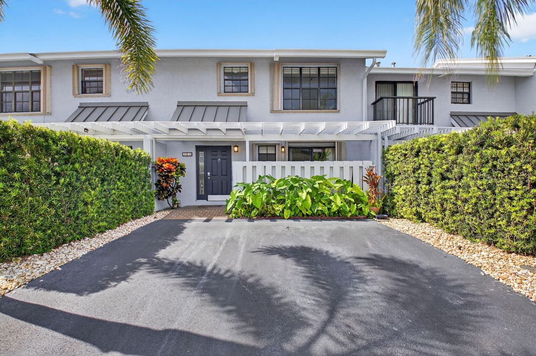 For Sale: $759,000 (2 beds, 2 baths, 1800 Square Feet)