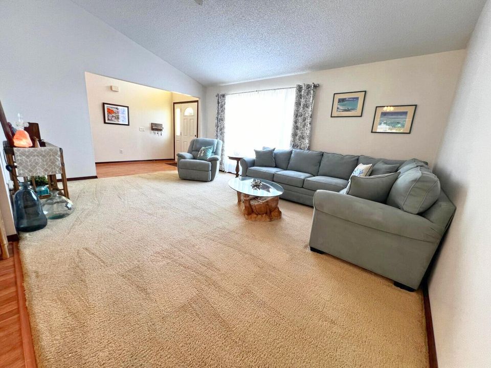 Active With Contract: $354,900 (3 beds, 2 baths, 1746 Square Feet)