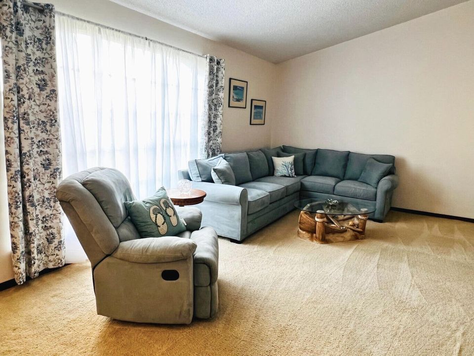 Active With Contract: $354,900 (3 beds, 2 baths, 1746 Square Feet)