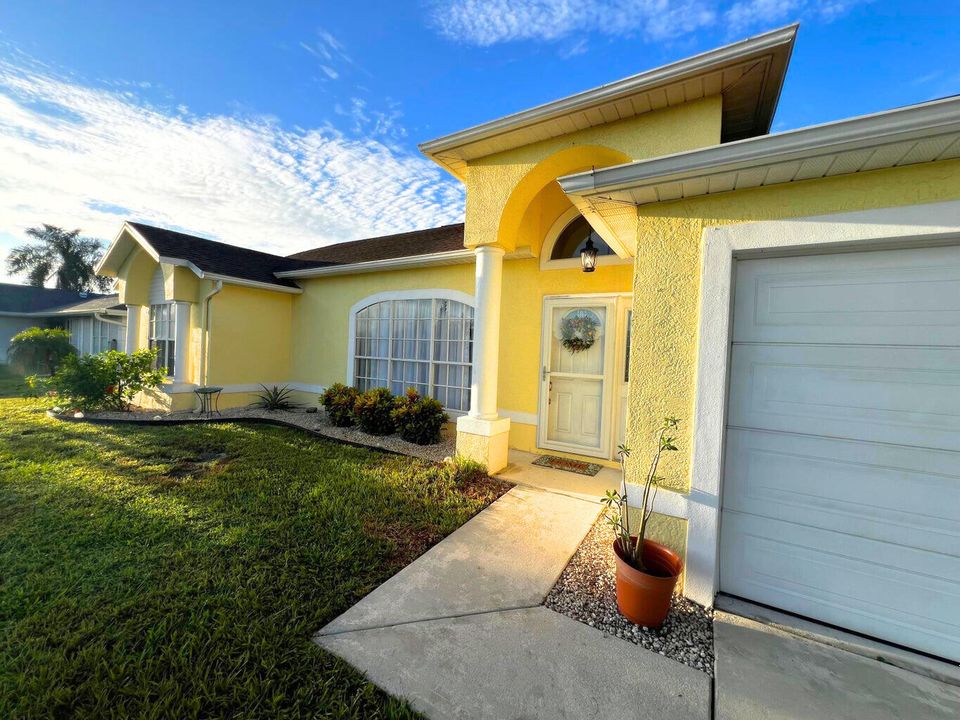 Active With Contract: $354,900 (3 beds, 2 baths, 1746 Square Feet)