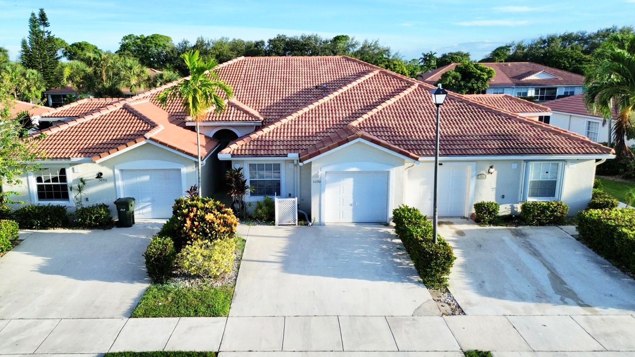 Recently Sold: $375,000 (2 beds, 2 baths, 1353 Square Feet)