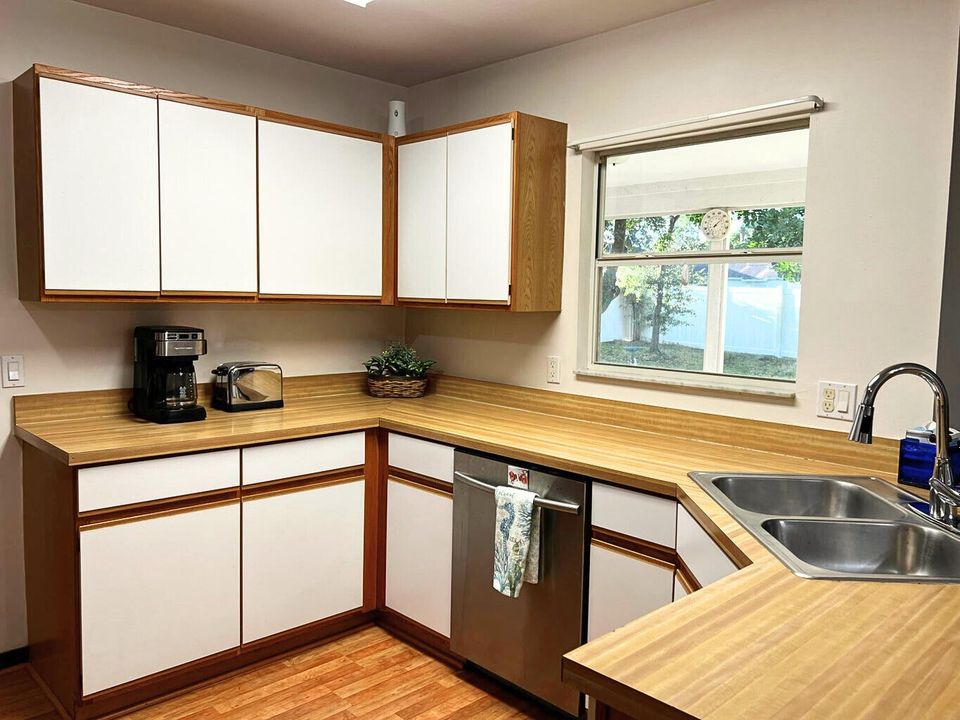 Active With Contract: $354,900 (3 beds, 2 baths, 1746 Square Feet)