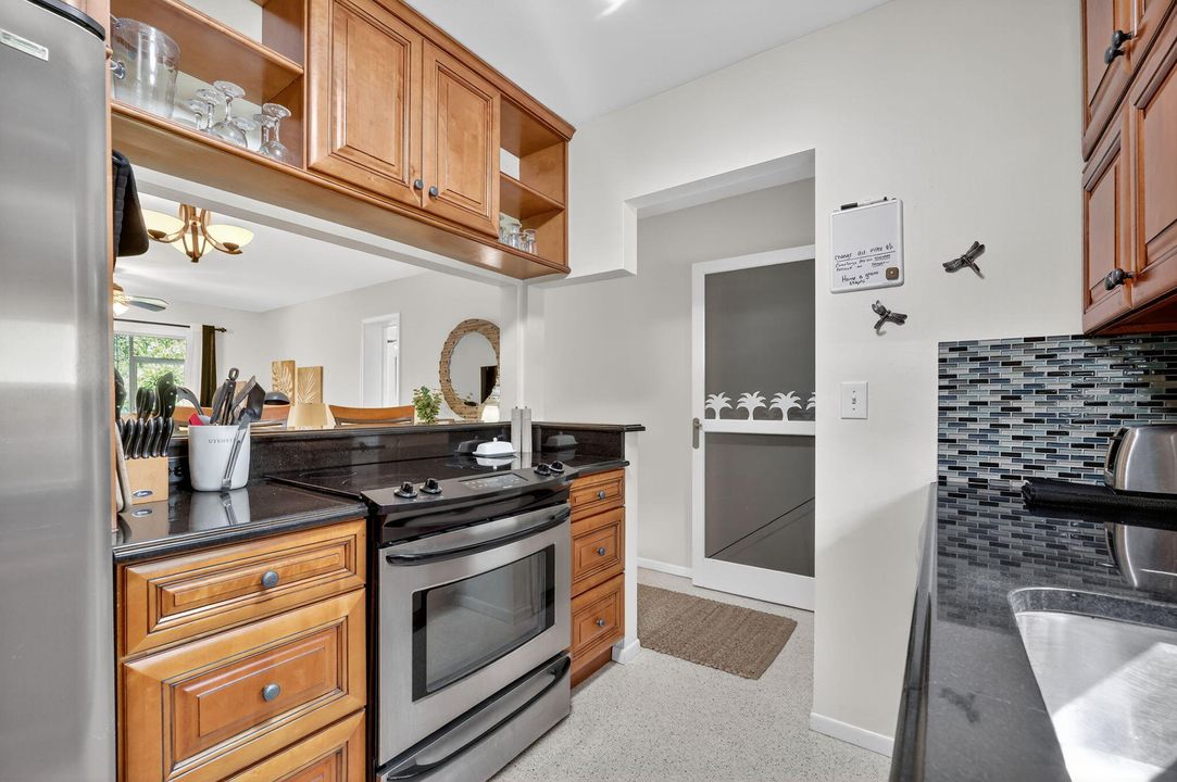 待售: $449,900 (3 贝兹, 1 浴室, 1001 平方英尺)