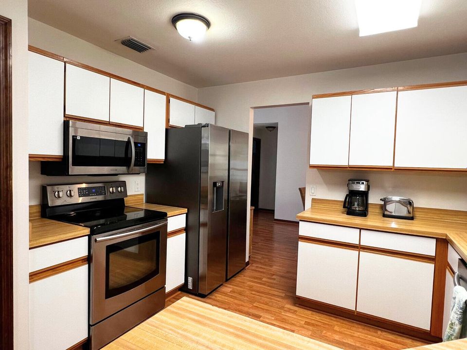 Active With Contract: $354,900 (3 beds, 2 baths, 1746 Square Feet)