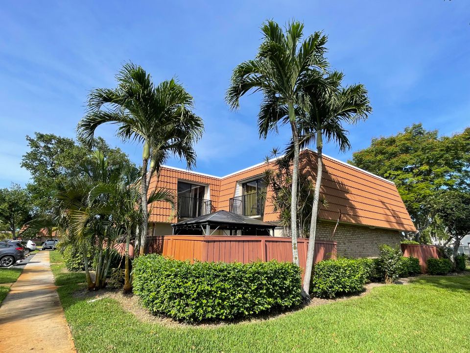 For Sale: $349,000 (2 beds, 2 baths, 1236 Square Feet)