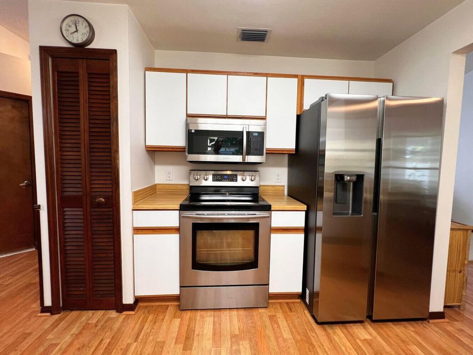 Active With Contract: $354,900 (3 beds, 2 baths, 1746 Square Feet)