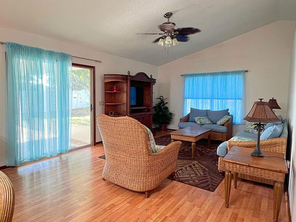 Active With Contract: $354,900 (3 beds, 2 baths, 1746 Square Feet)