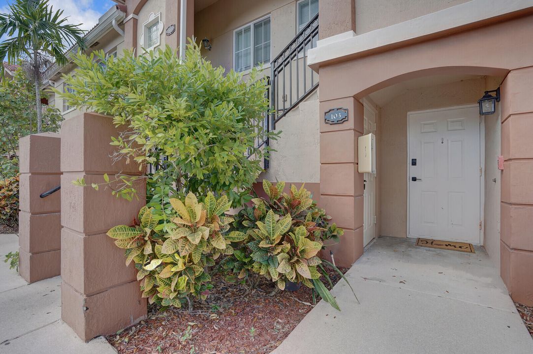 Recently Sold: $219,000 (2 beds, 2 baths, 883 Square Feet)