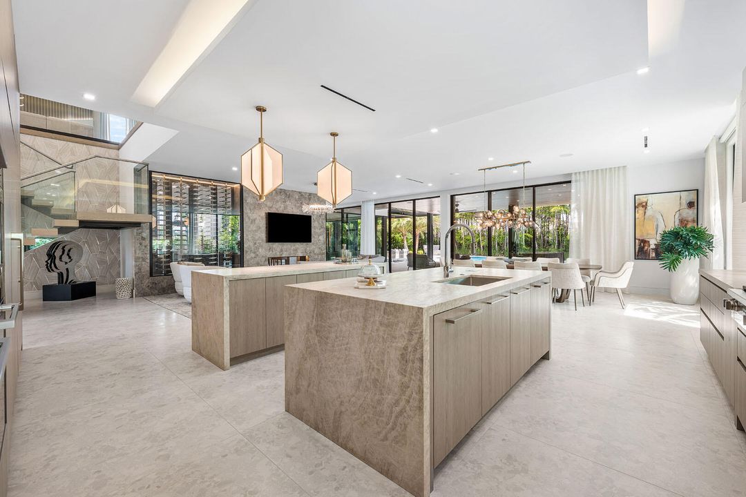 For Sale: $14,995,000 (6 beds, 7 baths, 8431 Square Feet)