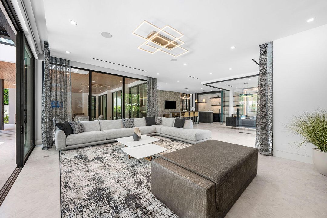 For Sale: $14,995,000 (6 beds, 7 baths, 8431 Square Feet)