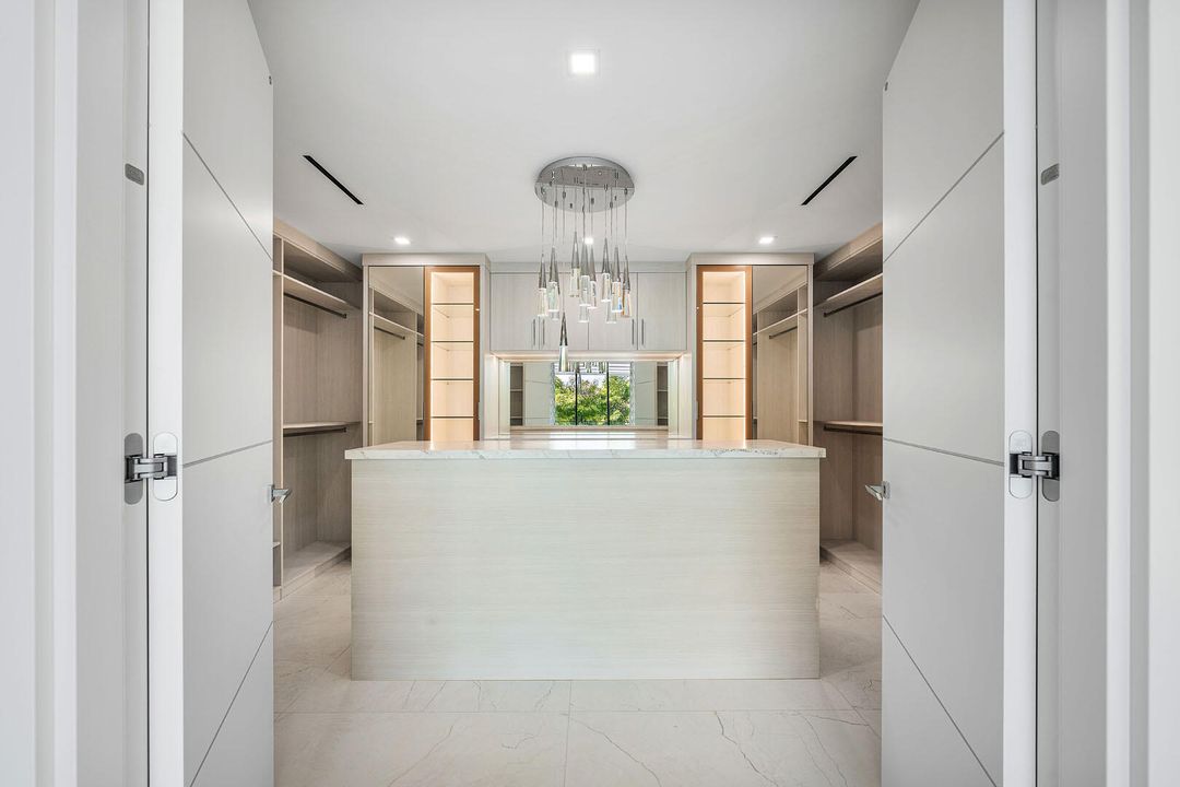 For Sale: $14,995,000 (6 beds, 7 baths, 8431 Square Feet)