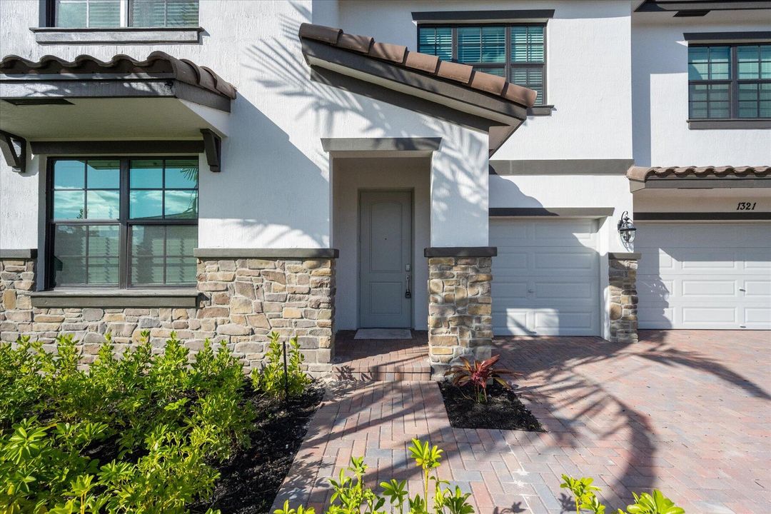 For Sale: $839,000 (5 beds, 3 baths, 3185 Square Feet)