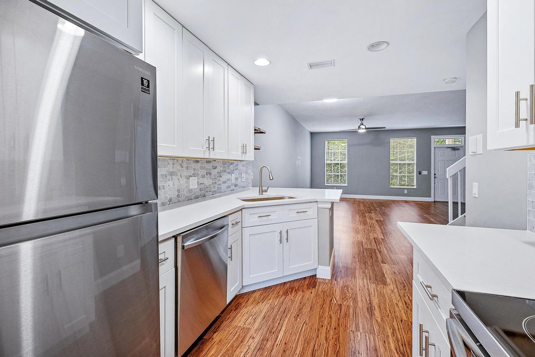 合同活跃: $3,700 (3 贝兹, 2 浴室, 1611 平方英尺)