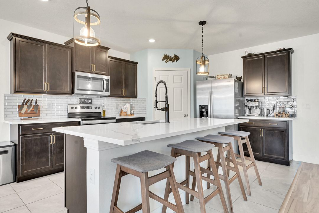 For Sale: $445,000 (5 beds, 3 baths, 2601 Square Feet)