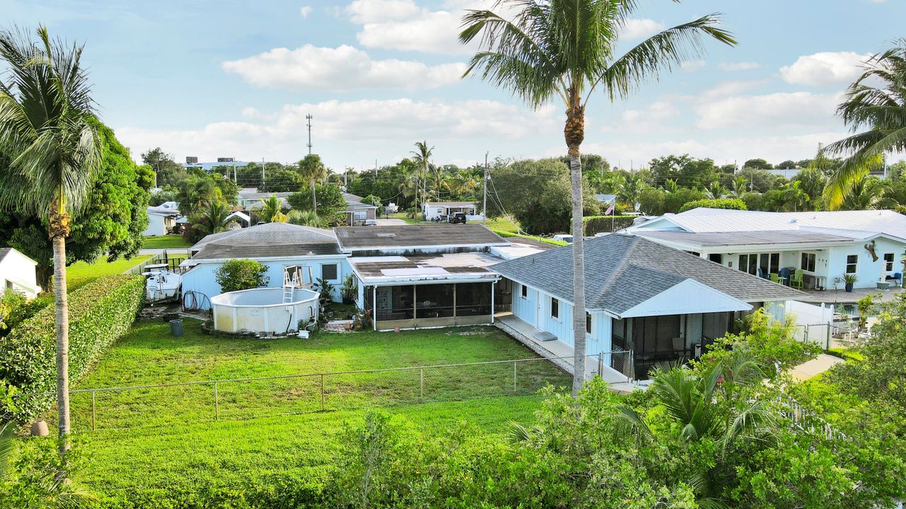 For Sale: $1,250,000 (5 beds, 3 baths, 2420 Square Feet)