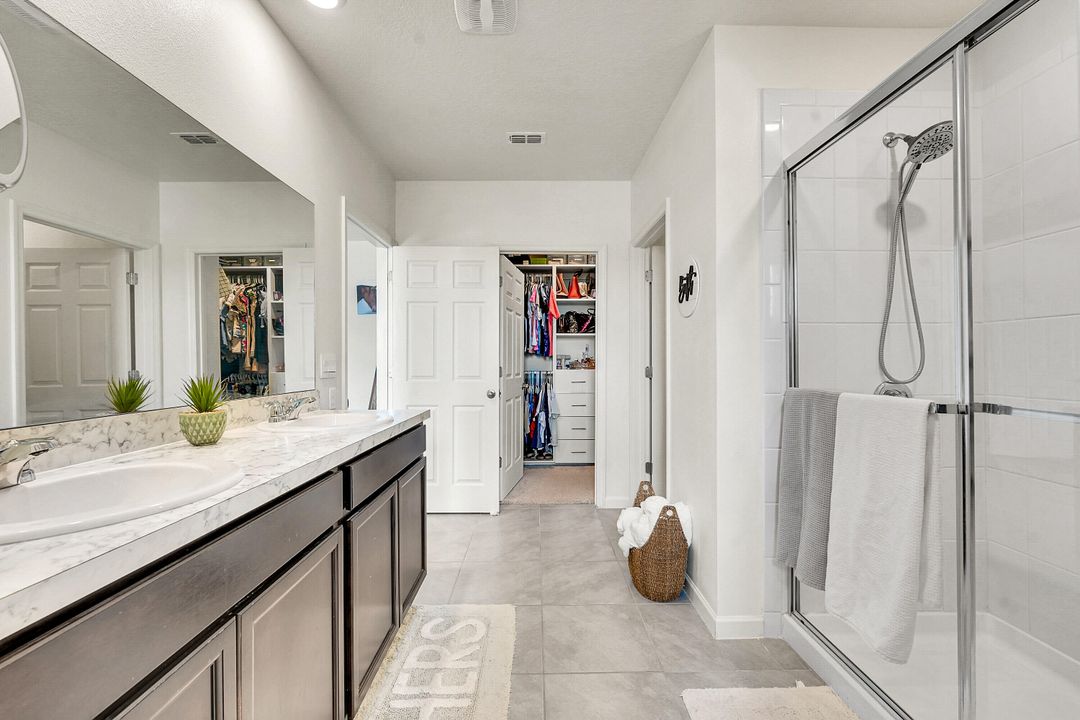 For Sale: $445,000 (5 beds, 3 baths, 2601 Square Feet)