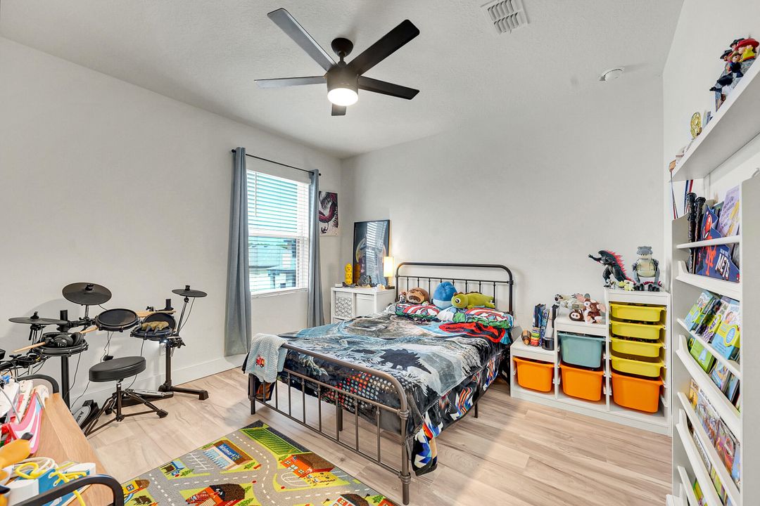 For Sale: $445,000 (5 beds, 3 baths, 2601 Square Feet)