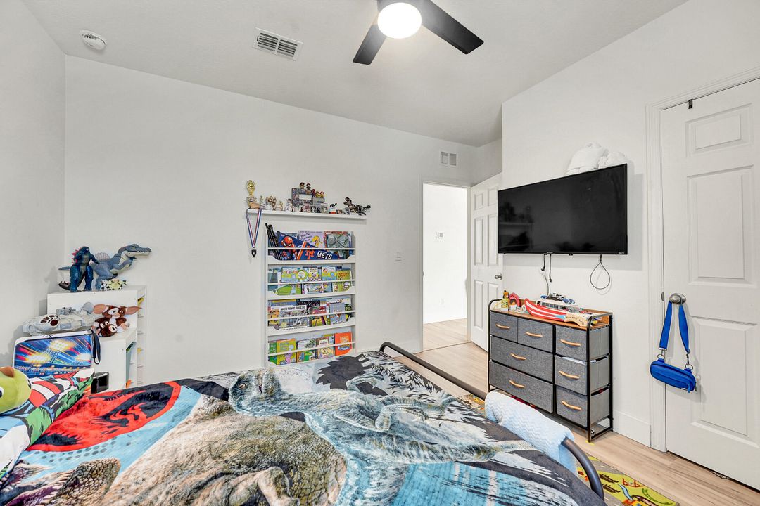 For Sale: $445,000 (5 beds, 3 baths, 2601 Square Feet)