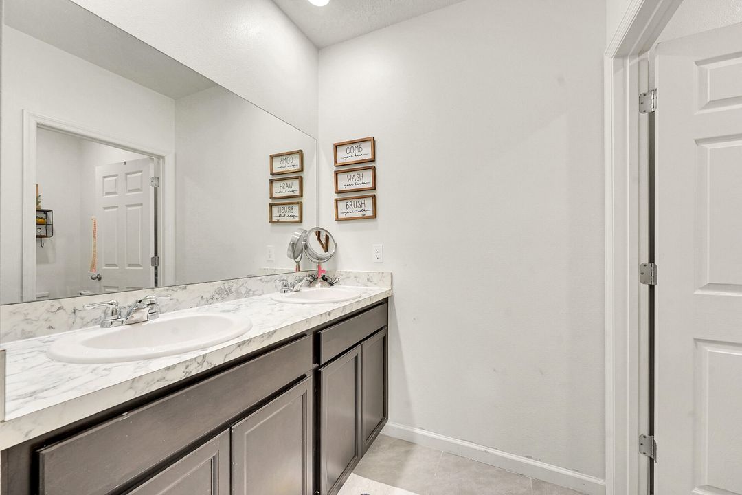 For Sale: $445,000 (5 beds, 3 baths, 2601 Square Feet)