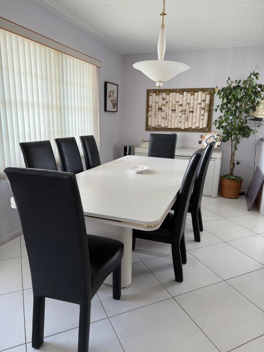 Active With Contract: $240,000 (2 beds, 2 baths, 938 Square Feet)