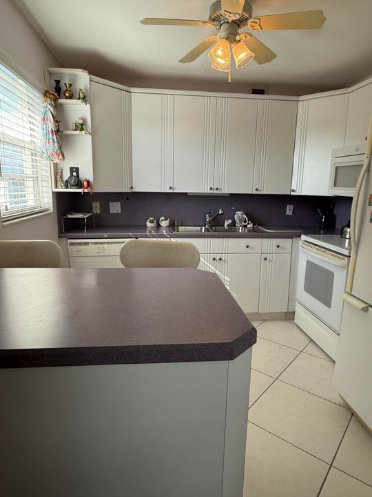 Active With Contract: $240,000 (2 beds, 2 baths, 938 Square Feet)