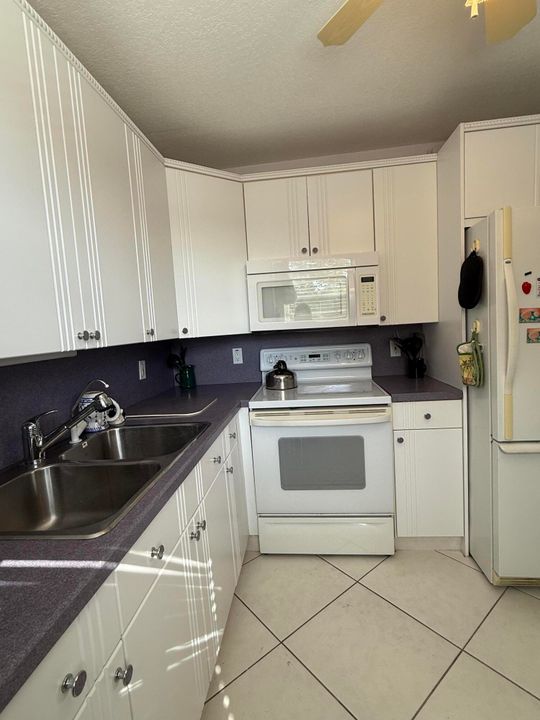 Active With Contract: $240,000 (2 beds, 2 baths, 938 Square Feet)