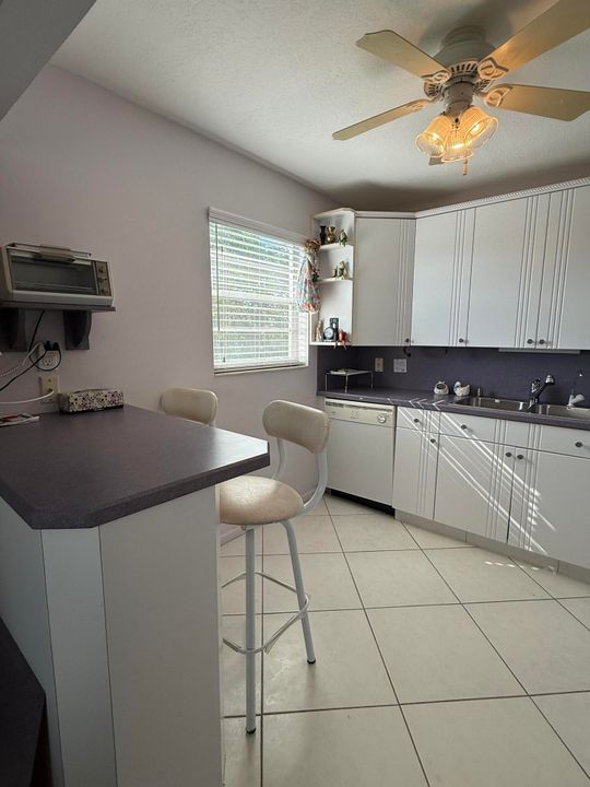 Active With Contract: $240,000 (2 beds, 2 baths, 938 Square Feet)