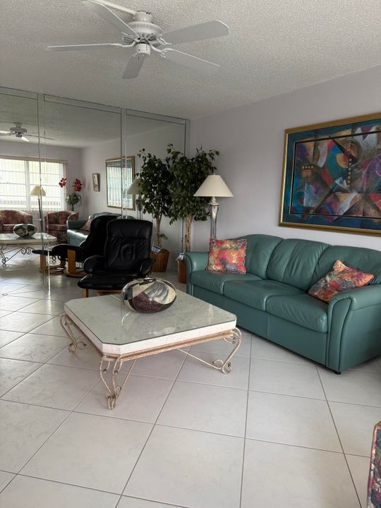 Active With Contract: $240,000 (2 beds, 2 baths, 938 Square Feet)