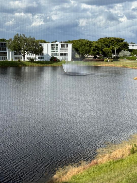 Active With Contract: $240,000 (2 beds, 2 baths, 938 Square Feet)