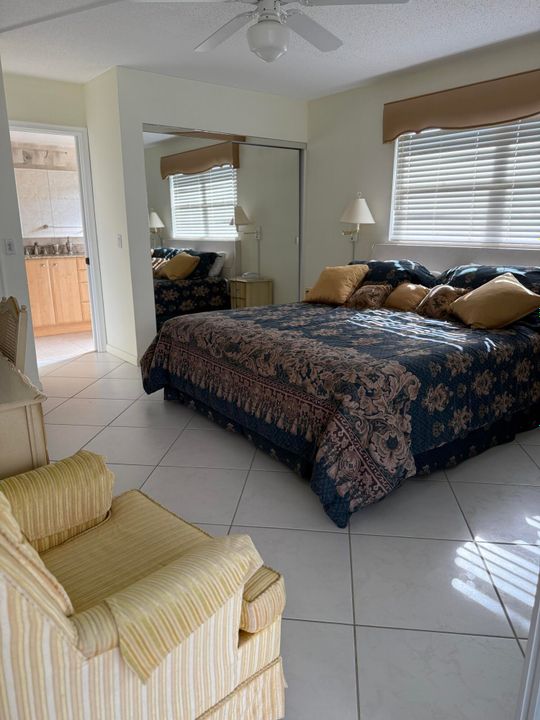 Active With Contract: $240,000 (2 beds, 2 baths, 938 Square Feet)