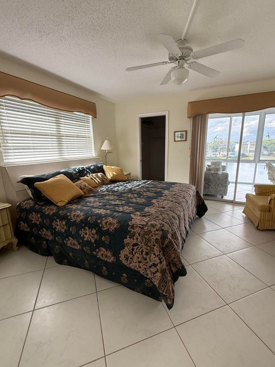 Active With Contract: $240,000 (2 beds, 2 baths, 938 Square Feet)