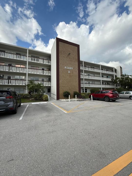 Active With Contract: $240,000 (2 beds, 2 baths, 938 Square Feet)