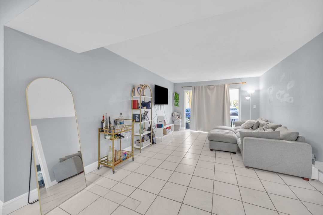 Activo con contrato: $220,000 (2 camas, 2 baños, 936 Pies cuadrados)