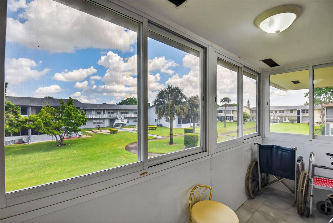 Active With Contract: $195,000 (2 beds, 1 baths, 798 Square Feet)