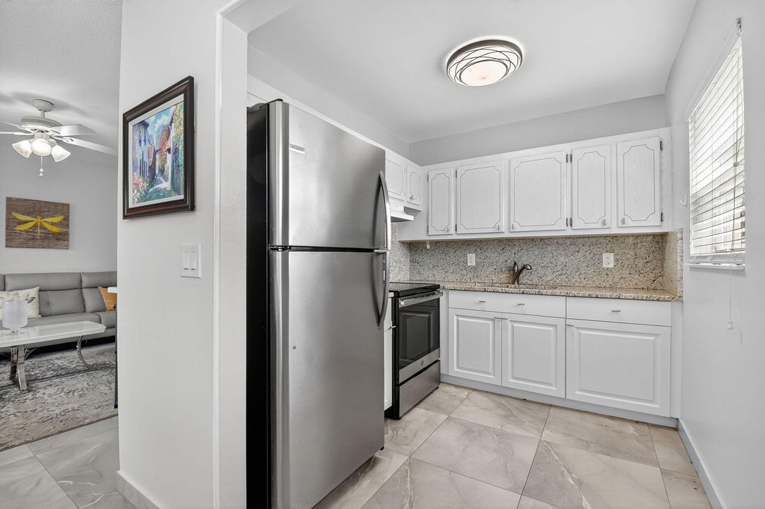 Active With Contract: $195,000 (2 beds, 1 baths, 798 Square Feet)
