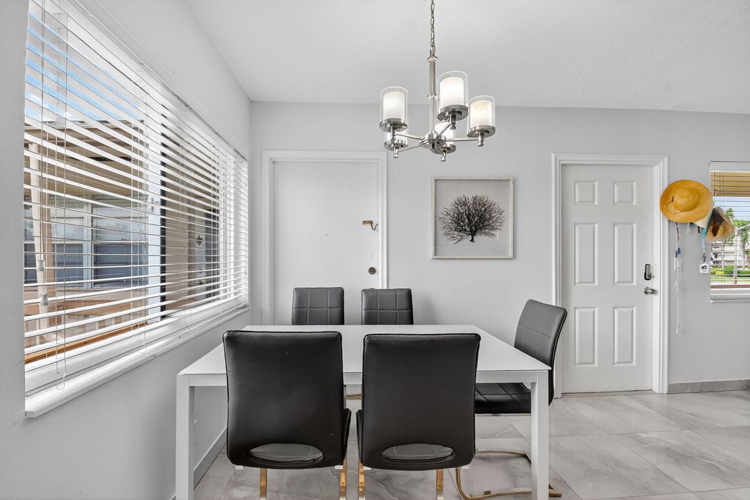 Active With Contract: $195,000 (2 beds, 1 baths, 798 Square Feet)