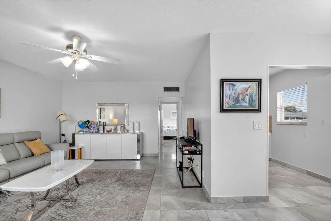 Active With Contract: $195,000 (2 beds, 1 baths, 798 Square Feet)