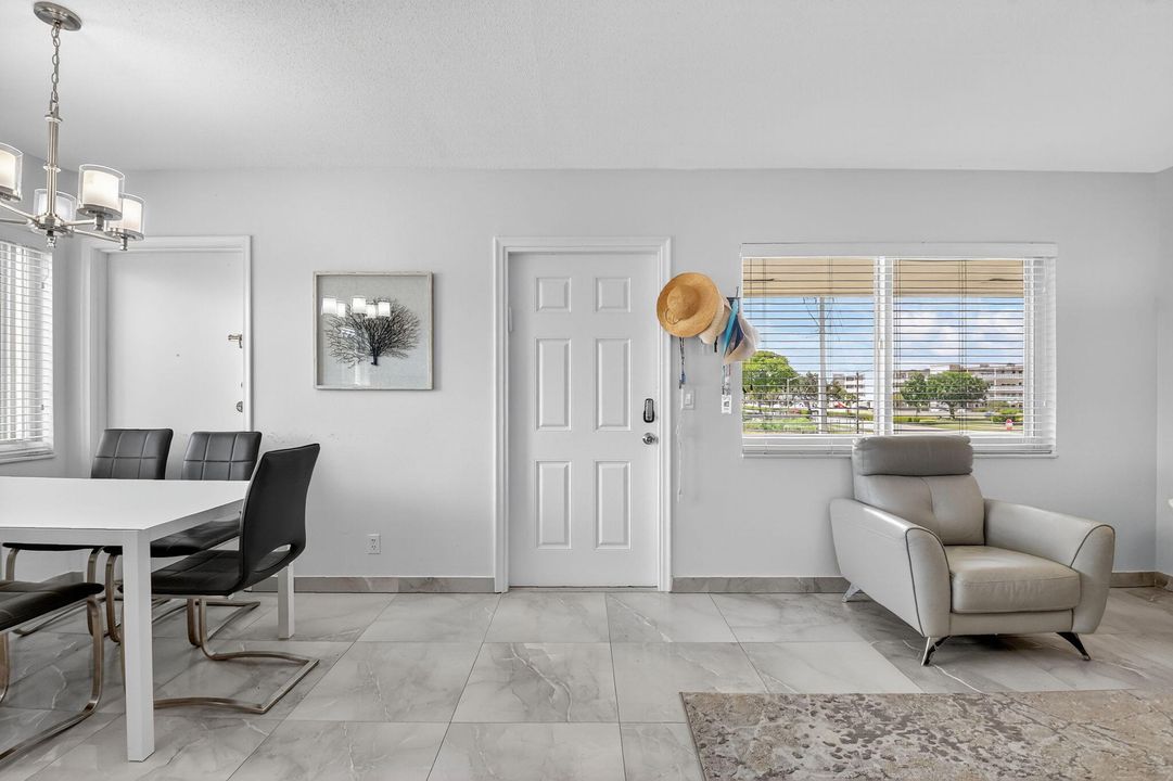 Active With Contract: $195,000 (2 beds, 1 baths, 798 Square Feet)