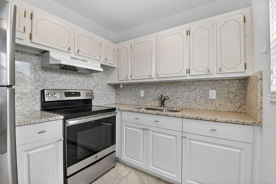 Active With Contract: $195,000 (2 beds, 1 baths, 798 Square Feet)