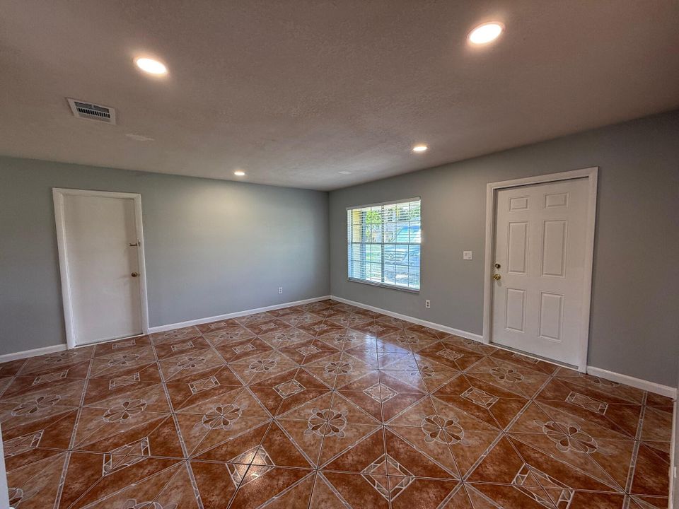 Active With Contract: $2,000 (3 beds, 2 baths, 1362 Square Feet)