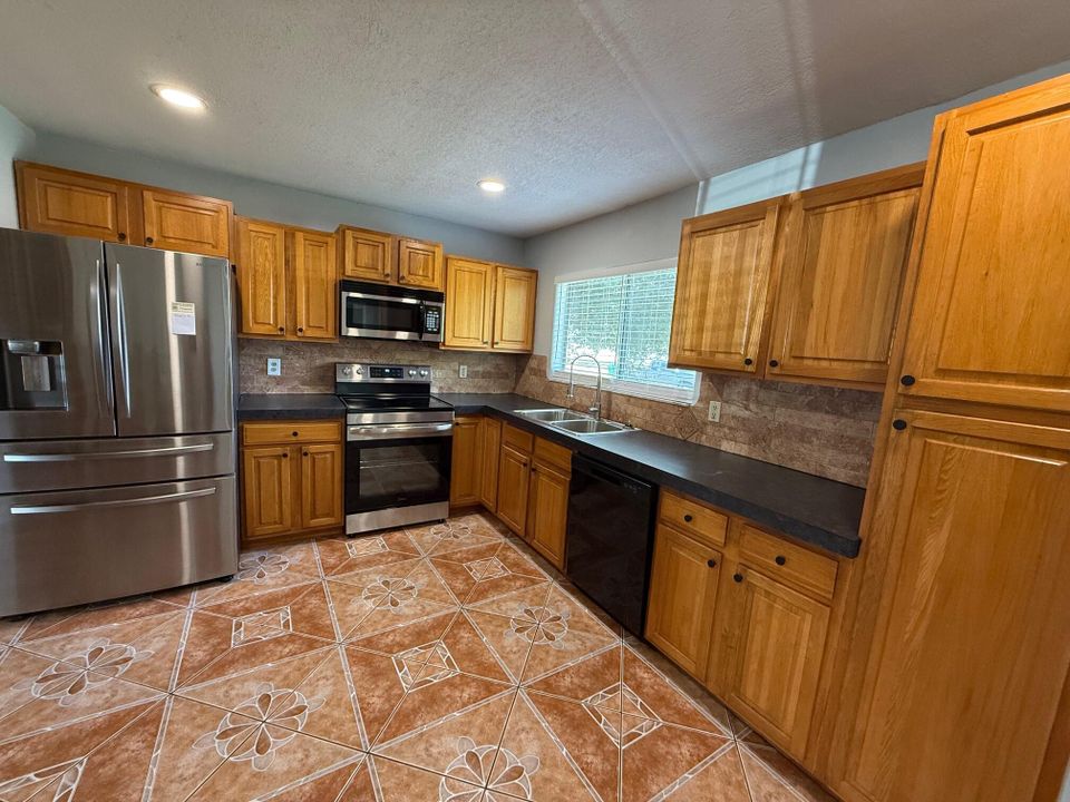 Active With Contract: $2,000 (3 beds, 2 baths, 1362 Square Feet)